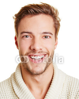 Portrait_eines_lachenden_jungen_Manns.jpg